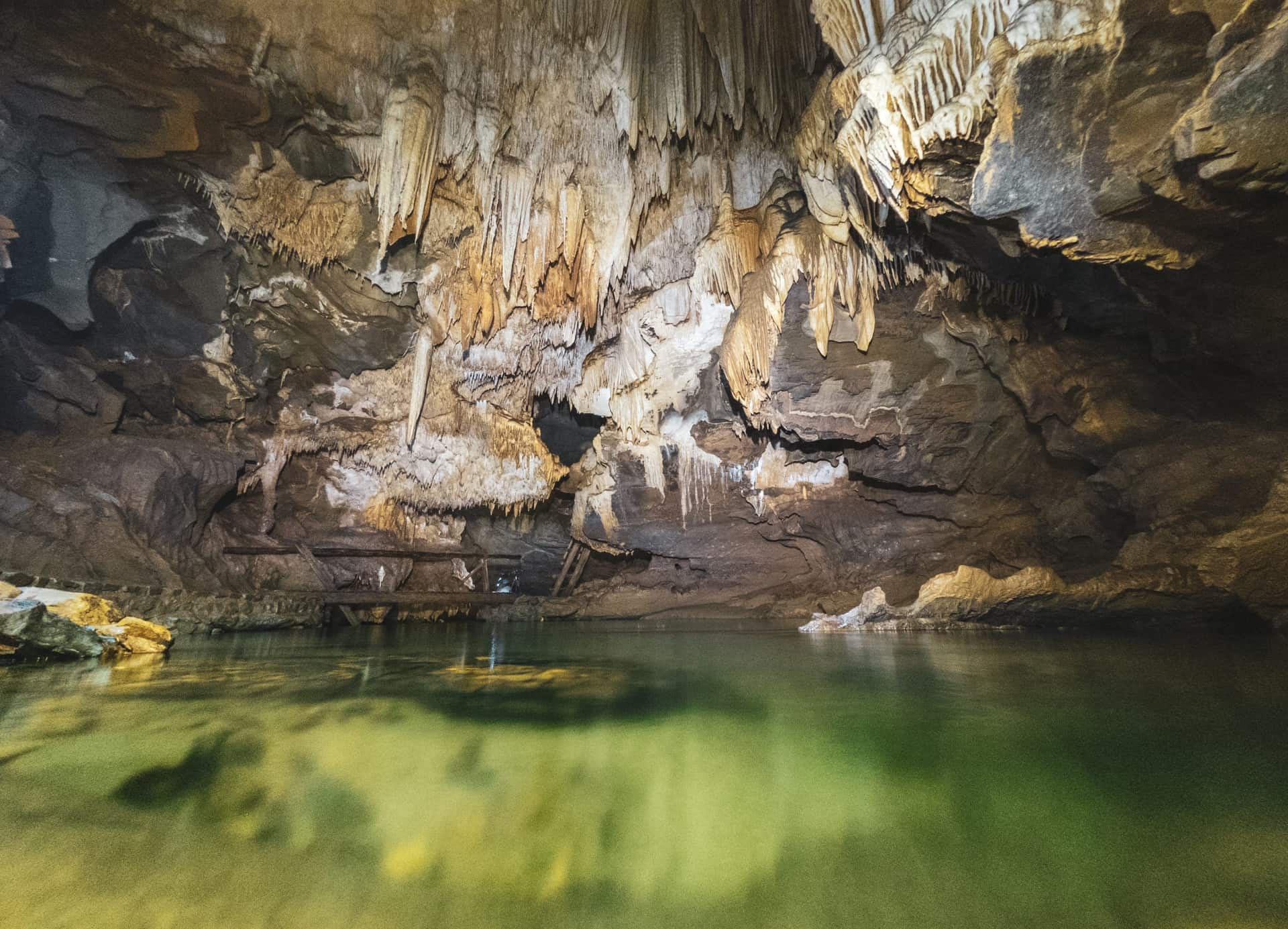 Caverna de Santana no PETAR - estalactites e estalagmites iluminadas