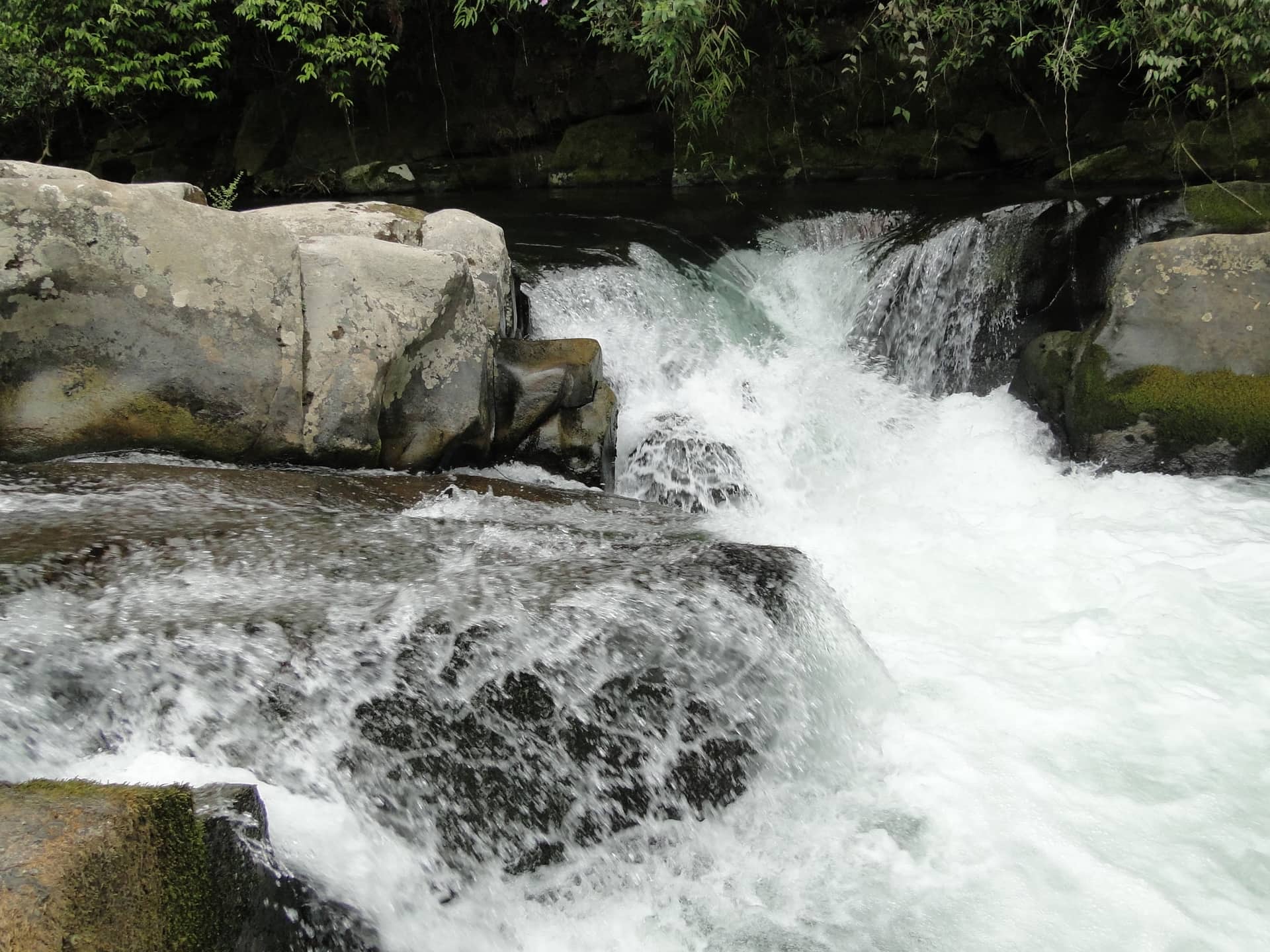 Cachoeira cristalina em meio à Mata Atlântica no PETAR