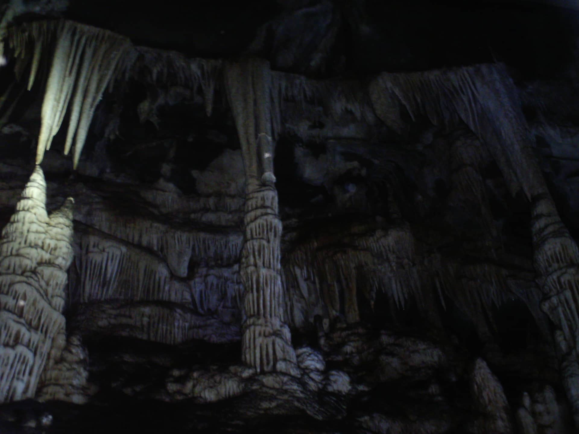 Interior de caverna no PETAR com formações de estalactites e estalagmites